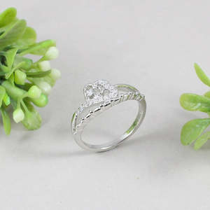 Anillo de Plata de Ley 925 romántico al por mayor con patrón geométrico de Zirconia cúbica y enchapado en rodio ajuste invisible incrustaciones de piedra cortada - Product Image 1