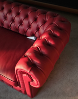 Rotes PU-Leder Chesterfield Sofa 3-Sitzer Gepolstertes Sofa mit Rollarmlehnen für Hotel Lounge Bar Club Möbelset