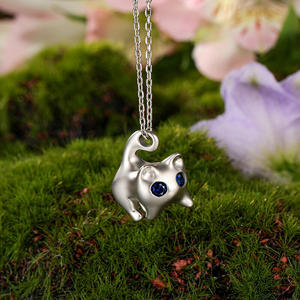 Collier pendentif Jeulia en or plaqué avec diamants et perles, motif queue de chat, lune et papillon - Product Image 4