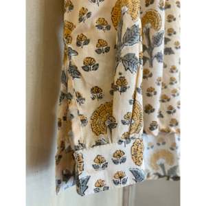 Blusa con Estampado Floral Hecho a Mano para Mujer, Estilo Bohemio - MARIGOLD, 100% Lino, Largo, Talla XL, para Oficina - Product Image 4