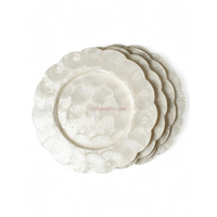Assiette de présentation ronde de luxe en nacre blanche naturelle et coquille de Capiz, avec base en bois MDF et bambou, Vietnam, pour décoration intérieure minimaliste et usage quotidien à table