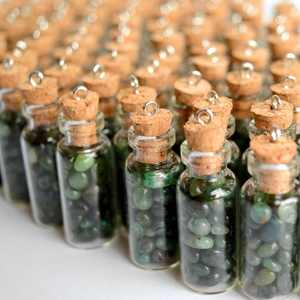 Pendentif artisanal vintage en émeraude naturelle polie, en forme de bouteille en liège, avec perles de vœux miniatures, pierre de guérison, taille ovale/coussin, certifié tiers - Product Image 3