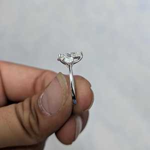 Bague de fiançailles à trois pierres en diamant de laboratoire certifié IGI 1,90 carats, pureté D-E-F VVSVS, forme poire - Product Image 2
