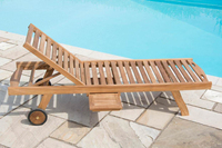 Chaise longue simple Deva en teck massif avec coussin imperméable et finition naturelle pour piscine, plage et hôtel, portable