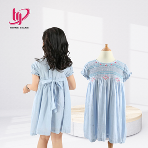 Robes smockées pour petites filles, manches volantées blanches, fabrication artisanale, boutique vintage, usine au Vietnam, OEM. - Product Image 1