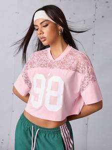 T-shirt court tendance rose en dentelle patchwork style maillot de football américain pour femme, à manches courtes, avec empiècements en maille, col en V sportif, streetwear - Product Image 5