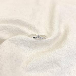 Bague en grappe de diamants de laboratoire de taille ronde de 3mm | Bande minimale à trois pierres de moissanite délicate | Argent 925 ou plaqué or 18 carats - Product Image 3