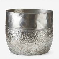 Jardinière silencieuse Aura argentée avec texture forgée à la main et bord lisse conçue pour les espaces minimalistes ou le style de balcon paisible
