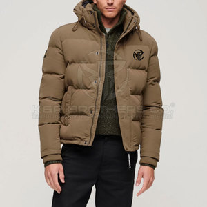 Chaqueta acolchada cálida para hombre con cuello levantado y forro aislante para invierno para días fríos al aire libre con logotipo en la parte delantera - Product Image 1