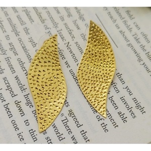 Boucles d'oreilles Huggie en laiton faites à la main, plaquées or, design vintage avec pendentif, pour mariages et soirées, avec accents de perles et de diamants - Product Image 6
