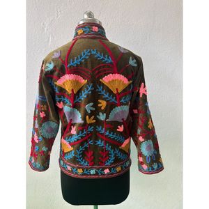 Veste matelassée chic pour femme avec broderie Suzani, légère et professionnelle, col mandarin élégant, tissée pour le printemps - Product Image 3