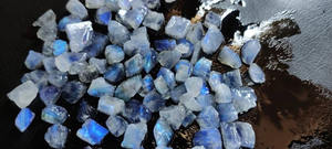 ชิปพลอยมูนสโตนธรรมชาติแบบไม่เจาะและหลวมสำหรับการทำเครื่องประดับแบบ DIY การทำก้อนโลหะแบบอิสระจำนวนมากชิปคริสตัลดิบจำนวนมาก - Product Image 1