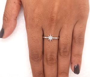 Anillo de Compromiso y Matrimonio con Diamante Cultivado en Laboratorio de Corte Redondo de 0.10 Ct, Anillo de Oro Blanco Sólido de 14K con Forma de Estrella, Regalo para Mujer - Product Image 2