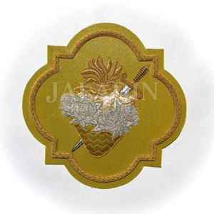 Écussons en soie brodés à la main avec logo personnalisé en gros, badges de tissu de mode haut de gamme faits à la main avec emballage personnalisé - Product Image 4