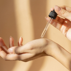 Suero antienvejecimiento de 30ml de alta calidad OEM para cara en forma de líquido con Tripeptide-29 para hidratar y aumentar la elasticidad de la piel - Product Image 4