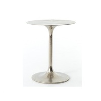 Table d'appoint ronde compacte avec un design de rangement à deux niveaux apportant utilité et une élégance subtile aux salons de partout maintenant
