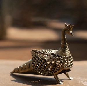 Encantadora escultura de arte Dhokra de tambores tribales gemelos que agregan ritmo y tradición, disponible a precios de mayorista. - Product Image 4