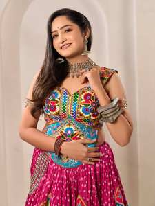 นำเสนอชุดเลเฮนกาโชลีผ้ามัสลินคอตตอนแบบกลับด้านได้ รุ่นใหม่มาแรงสำหรับเทศกาลนวราตรี เหมาะสำหรับงานแต่งงานและเทศกาลดีวาลี ใส่ได้ทุกฤดู - Product Image 5