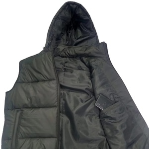 Chaleco Acolchado para Hombre de Alta Calidad con Logotipo Personalizado, con Capucha, Sin Mangas, Chaqueta Acolchada Cálida para Invierno, Hecho en Pakistán - Product Image 3