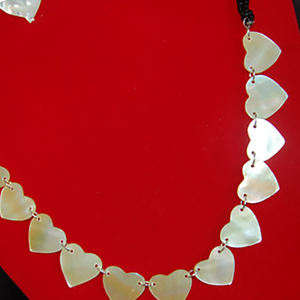 Collier de coquillages indonésien, art de l'amour, motif de perles rondes, bois et imitation de perle - Product Image 3