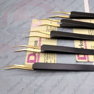 Pinzas para pestañas Negro mate con puntas chapadas en oro Acero inoxidable Clásico y Mega volumen Pinzas profesionales para pestañas - Product Image 1