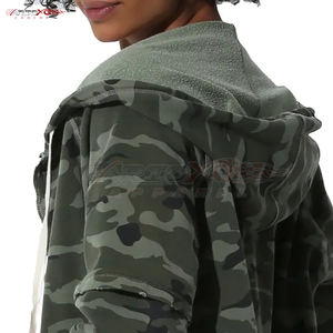 Sweat à capuche zippé respirant à manches longues pour femmes avec poches latérales et design ajusté Sweat à capuche zippé respirant pour femmes - Product Image 4