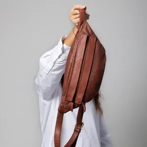Женская Сумка-слинг, итальянская кожаная маленькая элегантная сумка-слинг, карамельный коричневый LCB-0001 сбоку