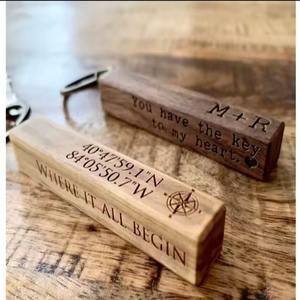 Vente en gros de porte-clés en bois de noyer rectangle gravé sur mesure logo vierge fait à la main cadeaux personnalisés pour sacs à dos porte-clés - Product Image 3