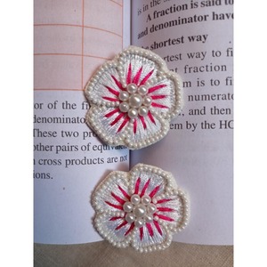 Venta al por mayor de pendientes colgantes de cuentas de moda con diseño de flores para uso diario disponibles para el suministro de la World Wide Web - Product Image 2