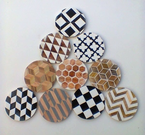 Juego de posavasos con incrustaciones de resina redonda MDF de estilo clásico para decoración de mesa de té y café en uso doméstico y en restaurantes - Product Image 1