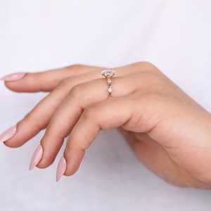 Anillo de Compromiso Solitario con Diamante Cultivado en Laboratorio, Elegante Corte Ovalado, Opciones de Plata de Ley/Platino/Oro, Claridad VS1 - Product Image 1