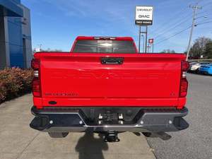 Chevrolet Silverado 2500HD LT Crew Cab 4WD 2024 Rojo Intenso Usado con Techo Solar, Arranque Remoto, Asientos de Cuero, Paquete Tecnológico, Volante a la Izquierda, Interior Oscuro - Product Image 3