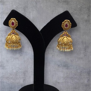 Boucles d'oreilles traditionnelles aspect or antique avec ton or Jhumkas Boucles d'oreilles Polki traditionnelles avec perle pour les femmes Mariage de fête - Product Image 1