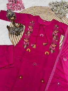 Attrayant magnifique broderie Rani couleur Chanderi tissu de soie Styles légers une couleur ethnique porter Kurti pour une tenue de fête - Product Image 6