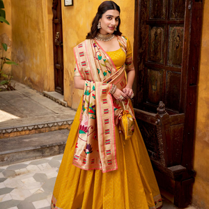 Lehenga en soie jacquard Paithani Royal Heavy avec bordure Zari et pochette assortie - Product Image 1