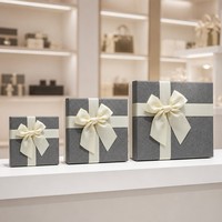 Boîte cadeau de luxe bicolore gris anthracite et blanc, avec nœud en satin crème, en carton rigide texturé lin, étui personnalisé pour boutique