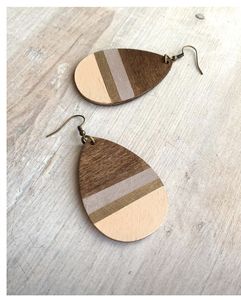 BIJOUX Boucles d'oreilles en forme de coeur en résine noire et blanche avec feuille d'or chaude Boucles d'oreilles carrées rondes géométriques en résine de bois - Product Image 2