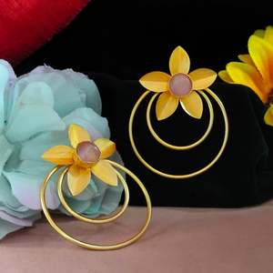 Boucles d'oreilles en pierre de Moissanite finition or mat de style contemporain sophistication moderne avec élégance intemporelle - Product Image 2