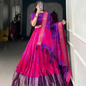 ชุดเลเฮนกาชิโบริพิมพ์ลายโดลาผ้าไหมสีม่วงหรูหราพร้อมเสื้อบันเฮจและพู่ zari dupatta สำหรับงานแต่งงานและเทศกาล - Product Image 1