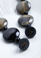 Ensemble de colliers en résine perlée polie au design moderne, d'inspiration artistique indienne exotique, avec collier disque réversible noir-naturel de Fashion Gallery