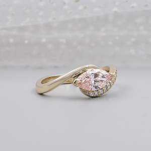 Bague de fiançailles pour femme en diamant rose fantaisie taille marquise certifié IGI, design bypass avec pavé de pierres latérales - Product Image 2