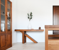 Bureau de travail modulaire en teck, design minimaliste sud-ouest, trois pieds, élégant, durable et moderne