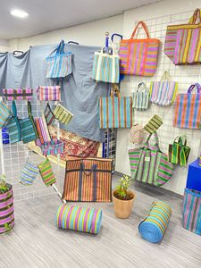Bolsa de compras de nailon reutilizable ecológica con cremallera RPET Bolsas de playa de plástico recicladas tejidas a rayas hechas en la India - Product Image 3