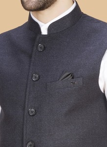 Chaleco Elegante Color Granate Oscuro para Hombre, Corte Entallado, Formal, para Traje de Etiqueta, Boda y Ropa Corporativa, Disponible para la Venta - Product Image 2