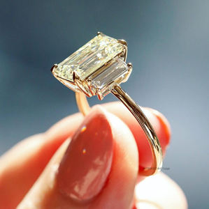 Anillo de diamante Moissanite de corte esmeralda alargado de 6 quilates con lados de corte Baguette Anillo de compromiso clásico de tres piedras - Product Image 3