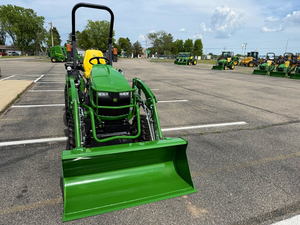Tractor utilitario compacto John Deere 2025R de 35 HP, 4x4, con transmisión hidrostática, cargador frontal, retroexcavadora y listo para cortar césped, tractor diésel - Product Image 6