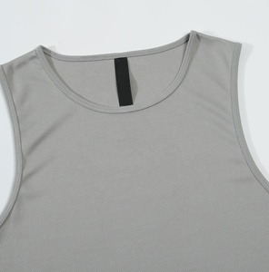 Camiseta sin mangas gris para hombre, cuello redondo, de secado rápido, color sólido, tejida, informal, para gimnasio y fitness - Product Image 2
