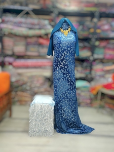 ผ้ากำมะหยี่สีม่วงแดงมาคบาล ดีรัก พร้อมลายปักหัวใจสีทอง และผ้าทวิลล์ลายดอกลาเวนเดอร์ สำหรับชุดแต่งงานเด็กผู้หญิง - Product Image 3