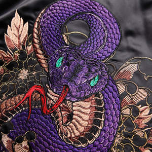 แจ็คเก็ตบอมเบอร์ผ้าแคนวาสปักลาย Violet Viper Sukajan ดีไซน์แบบแพทช์เวิร์ค สำหรับทุกเพศ รุ่นบางสำหรับฤดูใบไม้ผลิ สไตล์ฮิปฮอป ของที่ระลึก บริการ OEM เคลือบผิว - Product Image 3
