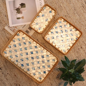 Bandeja de Ratán con Incrustaciones de Madreperla, Bandeja de Servir de Ratán con Base de Madera, Cesta Decorativa de Mimbre para Decoración de Mesa y Almacenamiento - Product Image 5